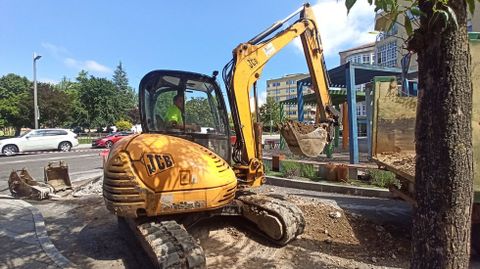 El final de la calle del Conde est cortado porque para reparar la avera fue preciso abrir un agujero en la calzada