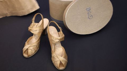Sandalias de tac�n confeccionadas en seda que formaron parte del traje de novia de la reina.