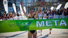 Laura Santos, en el momento de cruzar la l�nea de meta y conseguir la victoria en Porto do Son