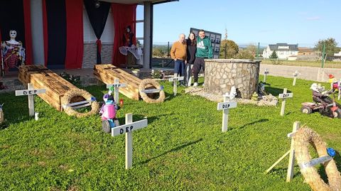 Tres generaciones se han aliado en esta vivienda de Santa Comba para celebrar el Saman por todo lo alto (en la foto: Avelino, Ainhoa y Javier). Hasta el 2024 nunca antes lo haban festejado y todo comenz o ano pasado, polo chiste, cuns monicreques no xardn, unhas botellas de auga recicladas e unhas bolsas para o lixo. Anda que haba moi pouca cousa, parou moitsima xente e propuxmonos facelo ben este ano, explican. Las mujeres de la casa comenzaron ayer a decorar el interior de la vivienda familiar.