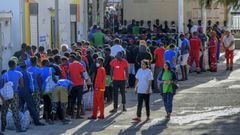 Inmigrantes rescatado esperan en Lampedusa ser reubicados.