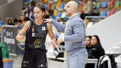 El entrenador del Mariscos Ant�n Cortegada, Manu Santos, dando instrucciones en la banda a la capitana del equipo, Cris Loureiro, durante un partido de Liga.