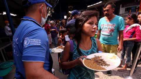 Ciudadanos venezolanos cruzan a diario la frontera entre su pas y Colombia para recibir una racin de comida en el comedor Divina Providencia de Cculta 