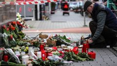 Velas y flores en un memorial contra el terror racista tras el atentado de Hanau