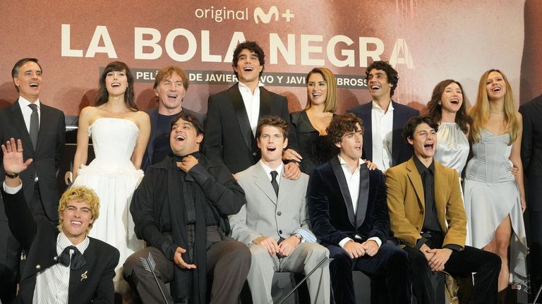 Elenco y directores de �La bola negra� antes de su estreno en cines.