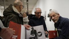 Santi Barreiros en la exposici�n del Marcos Valc�rcel