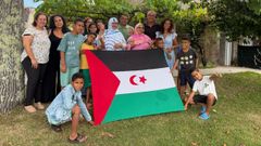 El alcalde de Nigr�n, Juan Gonz�lez, junto a varios de los menores saharauis, las monitoras y familias participantes.