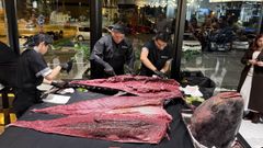 El espect�culo del despiece del at�n de 170 kilos