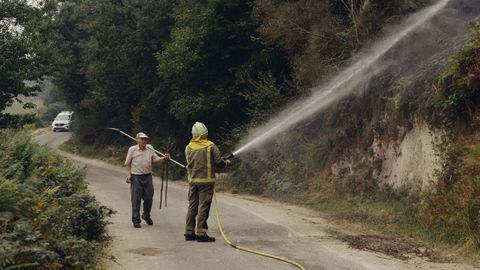 Los vecinos trataron de ayudar en la extinción del incendio con sus propios medios en Manzaneda