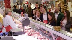 Gonzalo Caballero visit� el mercado coru��s de Elvi�a con la candidata In�s Rey