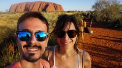 Borja y Beatriz ante el Uluru, monolito de arenisca sagrado para la poblaci�n ind�gena australiana ubicado en el llamado �Centro Rojo�, en el Territorio del Norte del pa�s. El n�cleo grande m�s cercano es Alice Springs, a m�s de 400 kil�metros