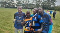 Nenos da localidade de Naivasha, en Kenia, posan con camisetas de Os Ingleses Rugbi Club que o equipo de Vilagarc�a de Arousa donou para o proxecto Path Rugby do ex All Black Norm Maxwell.