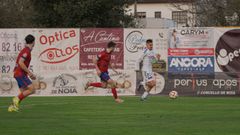 Facu, del Noia, conduce el cuero en el partido de ida contra el Betanzos.