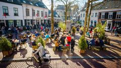 Clientes en una terraza de Breda