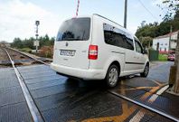 El taxi, ayer, pasando por el paso a nivel de Cesures, con la plataforma lateral tocando la v�a. 