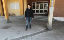 Jos� Ram�n Abal supervisa la nueva canalizaci�n que va a evitar bolsas de agua en el colegio. 
