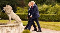 El primer ministro del Reino Unido, Keir Starmer, y el presidente de Estados Unidos, Donald Trump, en un campo de golf en Escocia propiedad del inquilino de la Casa Blanca.
