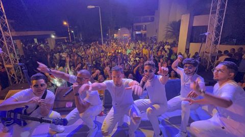 Integrantes del grupo Extra tras finalizar uno de sus conciertos. 