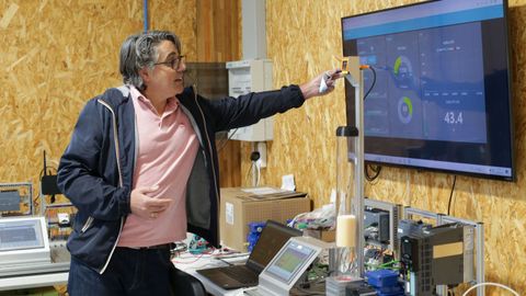 El aula dispone de un control PID, un levitador de aire, empleado para dirigir los procesos en las industrias y en cuyo montaje participaron alumnos del centro. 