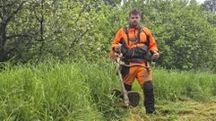 Juan Carballo, que tiene una empresa llamada Desbroponte, haciendo trabajos de limpieza en una finca.