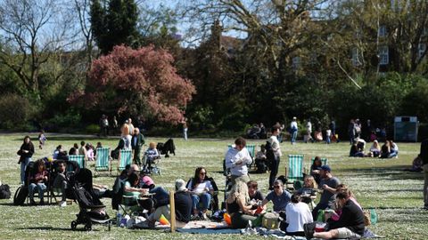 Gente tomando el sol en Regent's Park (Londres) el pasado lunes.