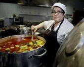 Dina Irimia Valea onte nos fog�ns do Asador del Alba en Barreiros, que leva co seu home.