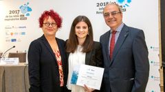Elisa Gonz�lez, protagonista del reportaje, recogi� el premio en nombre de Bego�a R. Sotelino