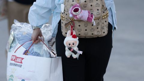 Colgando de una mochila en China