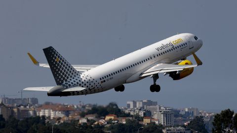 Un avi�n de la aerol�nea Vueling, despegando en Alvedro
