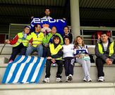 <span lang= es-es >Procesi�n de apoyo</span>. Miembros de la pe�a Conxuro Blanquiazul caminaron ayer desde Cambre a Abegondo para animar al D�por