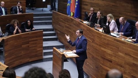 El presidente del Principado, Adri�n Barb�n, al inicio de su intervenci�n en la Junta General del Principado que acoge la primera sesi�n del debate sobre el estado de la regi�n