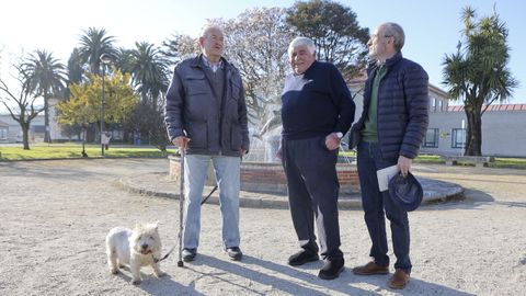 Jos Luis Domnguez, ngel Daz y Justino Fernndez Negral, cerca de donde se alzaba antes la Pysbe