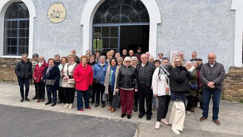 Los alumnos, en la entrada del museo.