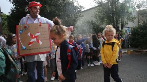 Vuelta al cole con humor en el CEIP Rubins (Vilagarca)