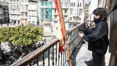 El Viveirense David Bellas, toc� en himno gallego desde el balc�n del ayuntamiento.La gaita del Viveirense son� ante decenas de personas