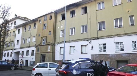 Veh�culo policial ante el edificio que sufri� el incendio, que se declar� en una vivienda de la planta superior.