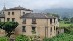 La parcela del convento de Valdeflores, al fondo de la imagen, ha sido segada y limpiada recientemente por mantenimiento