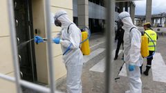Efectivos de la Unidad Militar de Emergencias, UME realizan tareas de limpieza y desinfecci�n en la Estaci�n Mar�tima del puerto de M�laga a causa de la pandemia al brote del nuevo coronavirus (COVID-19), en M�laga