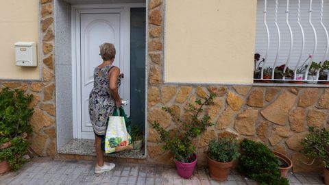 Los vecionos de G&aacute;tova regresan a sus casas tras el incendio.