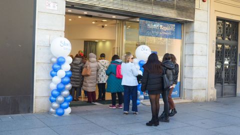  Largas colas de gente en la tienda de Sibari Republic de Pamplona