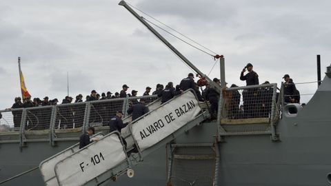 La dotaci�n embarca en la fragata �lvaro de Baz�n.