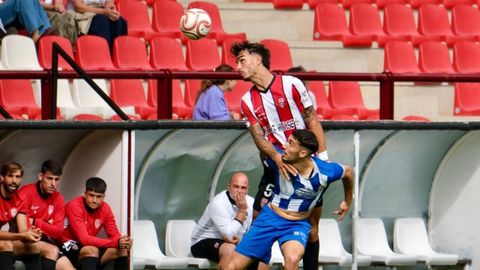 Mart�n Ochoa pelea por un bal�n durante el UD Logro��s-Fabril en Las Gaunas.

