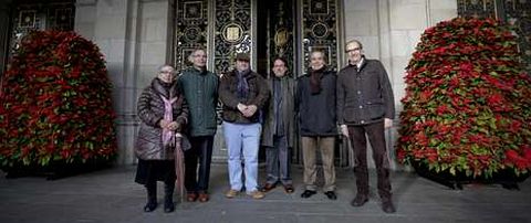 De izquierda a derecha, Isabel Fouz, Eduardo Ace�a, �scar Valcuende, Adolfo L�pez, Francisco Canabal y Juan Chas, posando ante el palacio de Mar�a Pita.