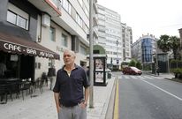 A Enrique le gusta la plaza de Ponte Castro, que ve desde su local, por el ambiente humano. 