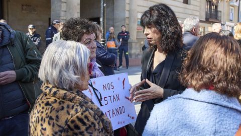 La ministra de Igualdad, Ana Redondo, este jueves en un minuto de silencio en Miranda de Ebro tras el asesinato de tres mujeres en un caso de violencia machista