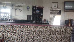 En la imagen, la colorida barra de la tienda-bar Tom�s, que funcion� como ambig� del Bah�a