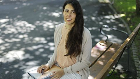 La opositora Cristina Mart&iacute;nez, el mi&eacute;rcoles en un parque en A Coru&ntilde;a.