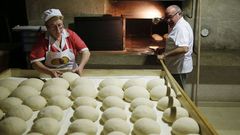 Elaboraci�n de pan de Cea, uno de los m�s apreciados en Galicia, en Forno do Carlos