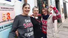 Antonia Valea, una de las agraciadas, flanqueada por las trabajadoras de la administraci�n castropolense Vanesa Su�rez y Viviana Oliveros