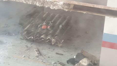 Placas de uralita retiradas de la obra en uel garaje de un edificio de Gijón